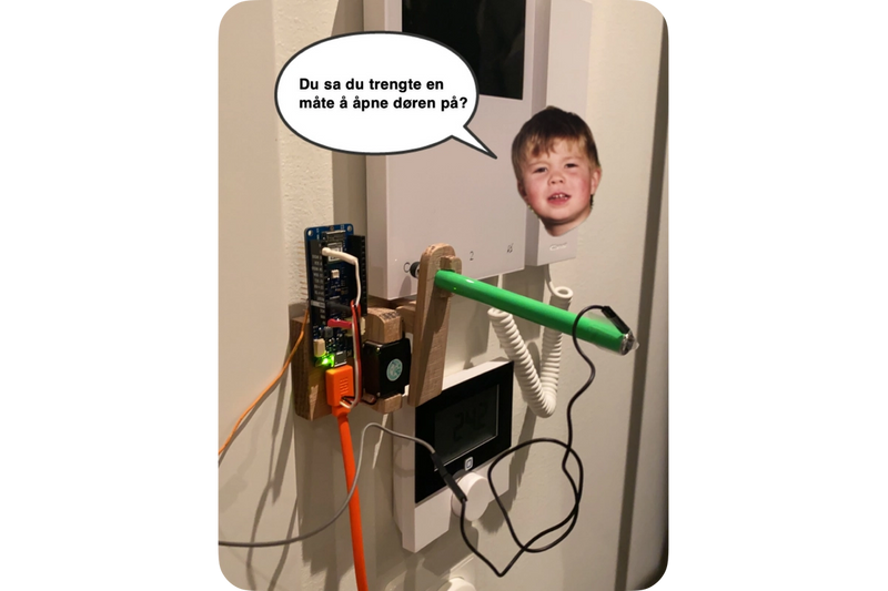 Picture of the Arduino device with a funny snapchat-tekst, "Du sa du trengte en måte å åpne døren på?" 