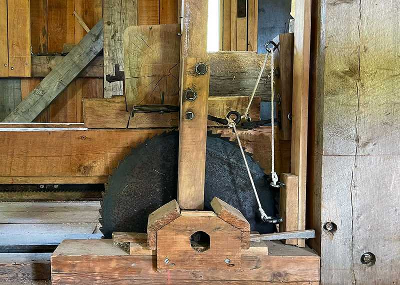 Closeup of mechanism that moves the log forward with every stroke of the saw blade. 