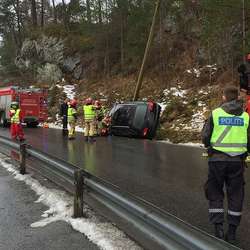 Bilen hadde retning Strøno då han hamna opp etter fjellveggen og inn i ein stolpe. (Foto: KVB)