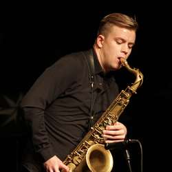 Marius Neset hadde med seg éin saksofon, men høyrdes ut som tre. (Foto: Kjetil Vasby Bruarøy)