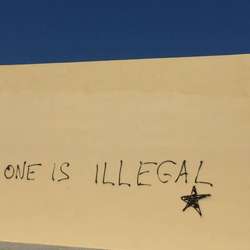 Denne graffitien tyder på at flyktningene er et betent tema på øya. (Foto: Os vgs)