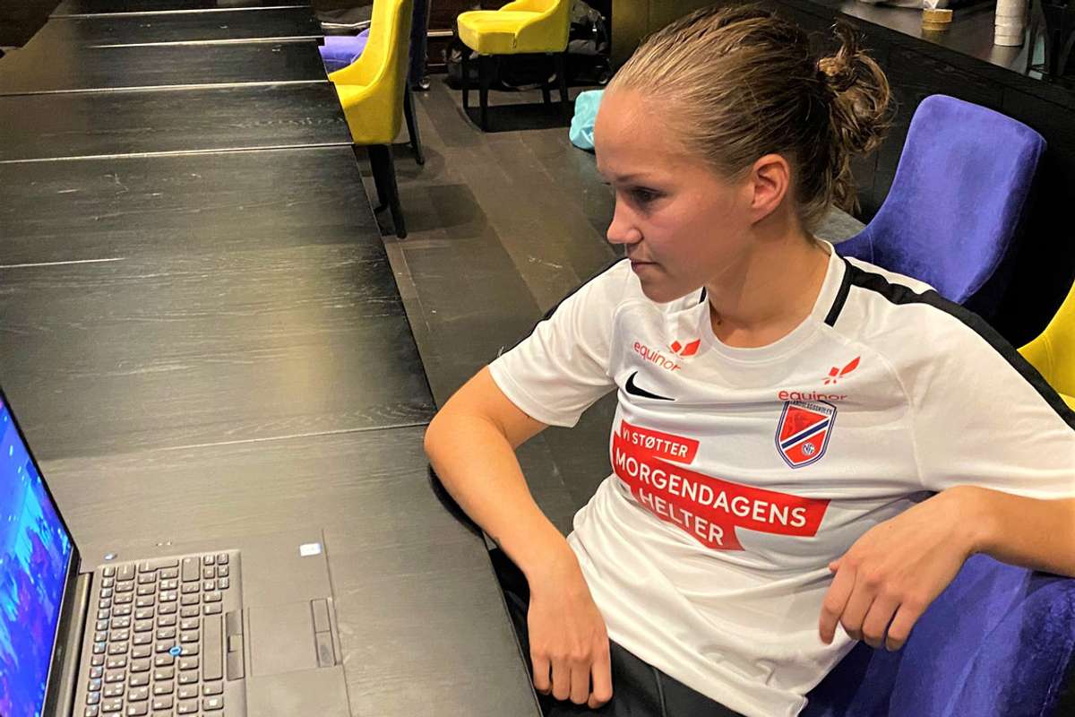 Guro Reiten hadde massevis av tips og råd til de unge, fremadstormende fotballtalentene. (Foto: NFF)