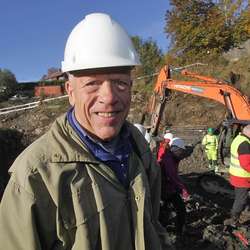 Professor i geologi Jan Mangerud hadde med seg studentar. (Foto: KVB)