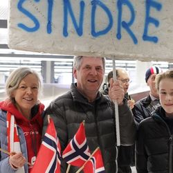 Arne Monsen (midten) saman med mor og bror til Sindre, Janneche og Sigurd.