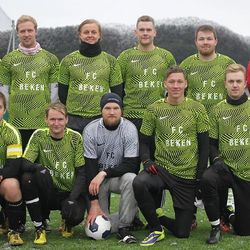 Veteranane FC Beken stilte med nye drakter i år. (Foto: KVB)