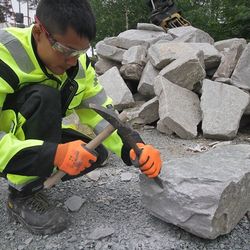 Steinen blir nøye tilpassa. (Foto: Kjetil Vasby Bruarøy)
