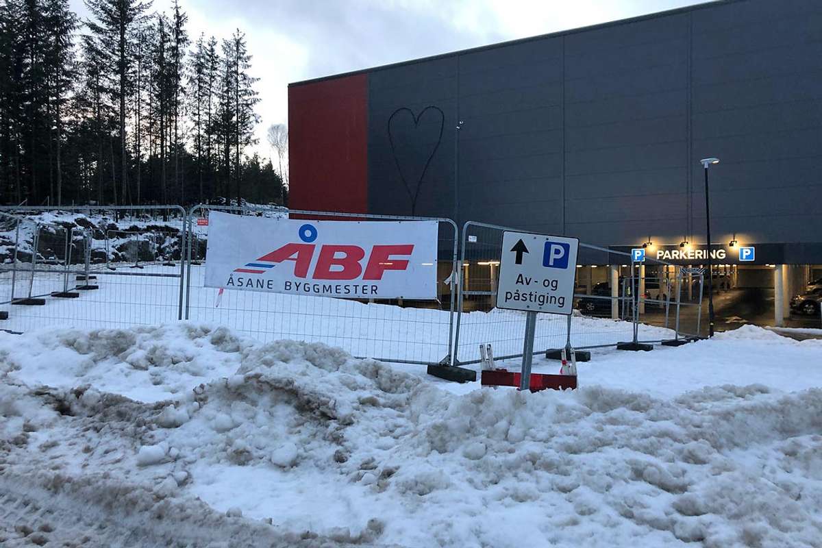 Startar bygginga av tilbygg på hallen