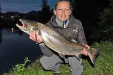 Monica Lund fekk denne laksen på 3,9 kilo i Spannstegen på Søfteland 8 minutt etter at startskotet gjekk. (Foto: Prohd.no/Ole Vidar Søviknes)