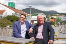 Næringssjef Jan Vidar Dammen-Hjelmeseth signerte i dag med Hans Parnefält i Os Travel. (Foto: Kjetil Vasby Bruarøy)