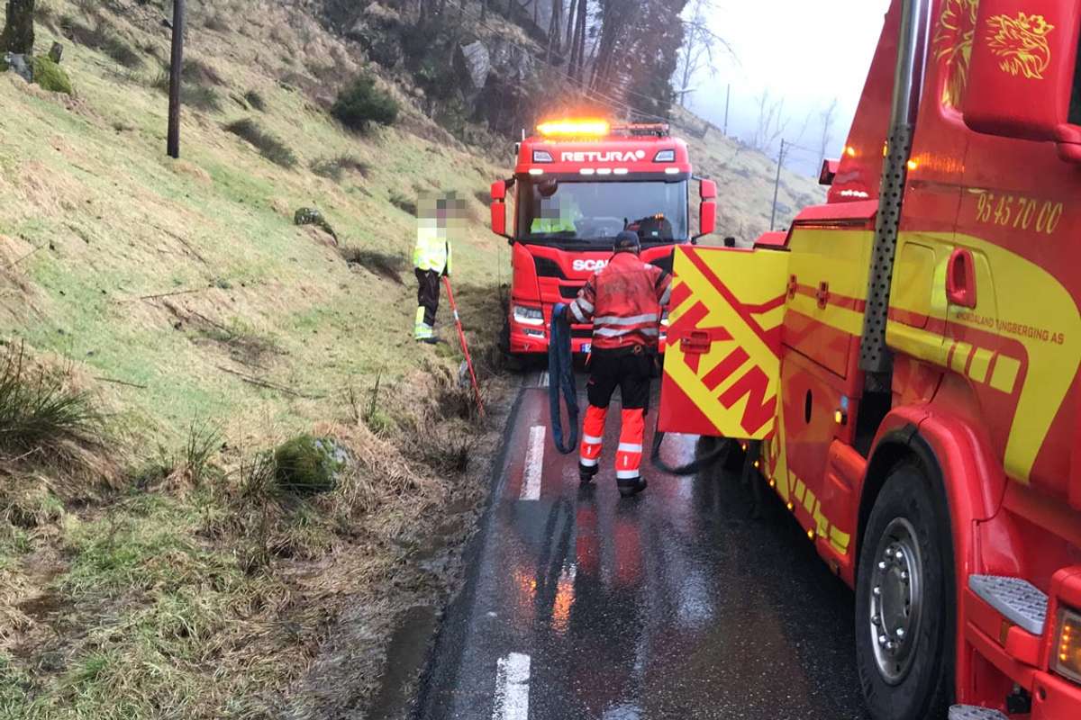 Bilen står fast, men er i 1.25-tida på veg ut av grøfta. (Foto: Tore Øvreeide)