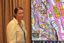 Agnete Haugland illustrerte kvar sparkesyklane frå Citiride kan få parkeringsplassar. (Foto: Kjetil Vasby Bruarøy)