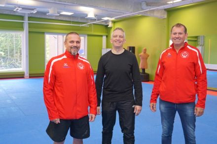 F.v.: Vidar Mjånes, Cato Bruarøy og Svein Erik Henne har alle trent karate sidan 1980-talet. No gler dei seg over ny dojo. (Foto: Kjetil Vasby Bruarøy)
