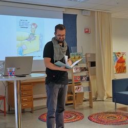 Bjørn Terje Bøe las boka «Det er ein elefant i barnehagen».  (Foto: KOG)