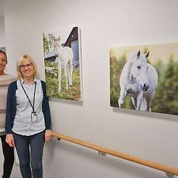 Avdelingsleiar Tine Kaland-Lavik og einingsleiar Aud Winsents gler seg til å opna den nye avdelinga i dag - med flotte bilde på veggane. (Foto: KOG)