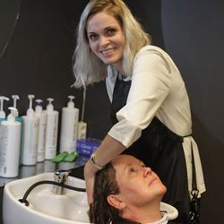 Etter 16,5 år som frisør la Marie i dag saksa på hylla. (Foto: KVB)