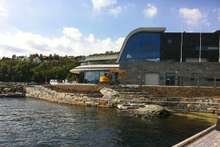 Os kommune kjøpte tomta av Bjørn Moberg i 2012. To år seinare byrjar det å sjå flott ut også mellom Os Sjøfront og Oseana. (Foto: KVB)