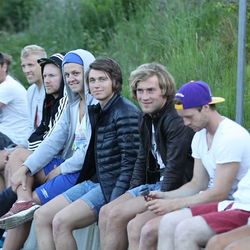 Fleire Os- og Lysekloster-spelarar fekk med seg lokaloppgjeret. (Foto: Kjetil Vasby Bruarøy)