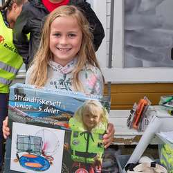 Camilla Bruarøy fekk premie for minste fisk. (Foto: Liv-Randi Lind/Oddmund Lunde)
