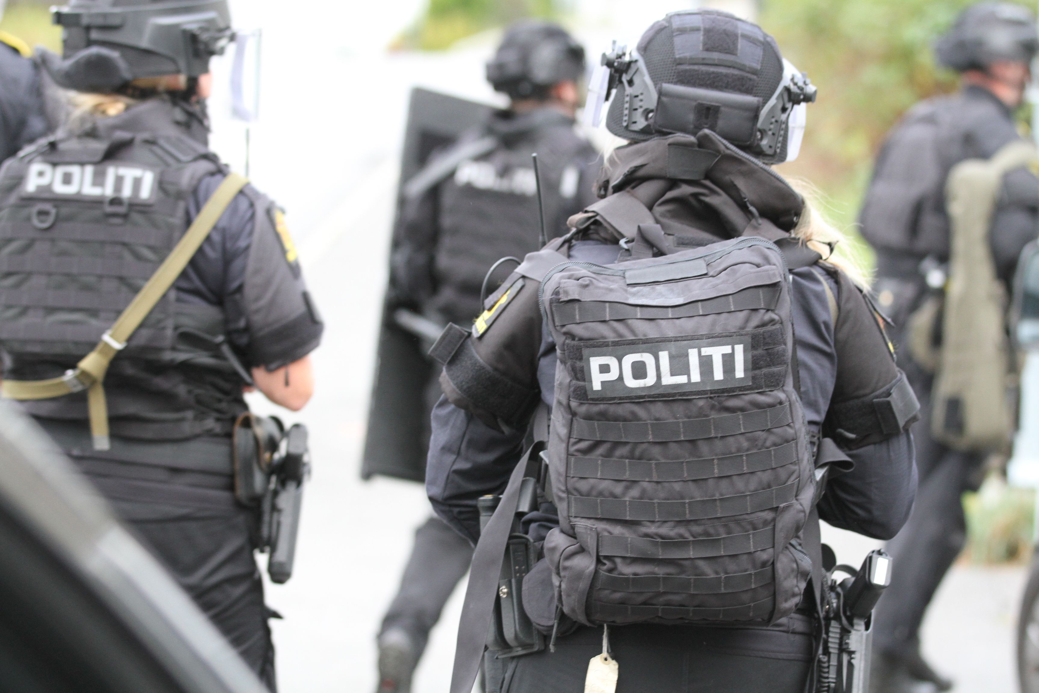 Væpna aksjon og ransaking