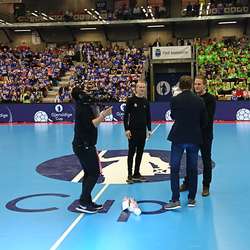 Prisen fekk dei frå generalsekretær i Noregs Handballforbund, Erik Langerud (foto: Andris Hamre)