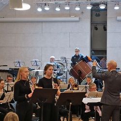 Regine Hatvik (t.v) og Kamilla Bentzen sat lista med glitrende klarinett-spel.  (Foto: KOG)