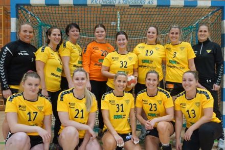 Mesteparten av stallen til Os 2. Rundt halve laget spelte 2. divisjon eller høgare for 4-5 år sidan. (Foto: Kjetil Vasby Bruarøy)