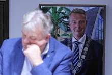 Bak ordførar og varaordførar i kommunestyret heng maleriet av tidlegare ordførar Terje Søviknes. Han pustar no posisjonen i nakken. (Foto: Kjetil Vasby Bruarøy)