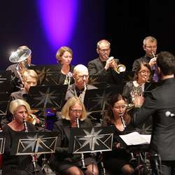 Os Musikkforening med dirigent Per-Lorenz Milotzki. (Foto: Kjetil Vasby Bruarøy)