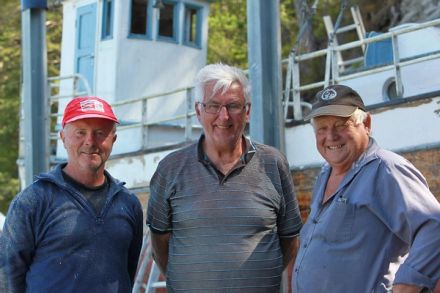 Mats Hjelle, Leo Corneliussen og Øystein Moberg i Vargavågen i går. Fluktbåten MS Snøggi bakgrunnen. (Foto: Kjetil Vasby Bruarøy)