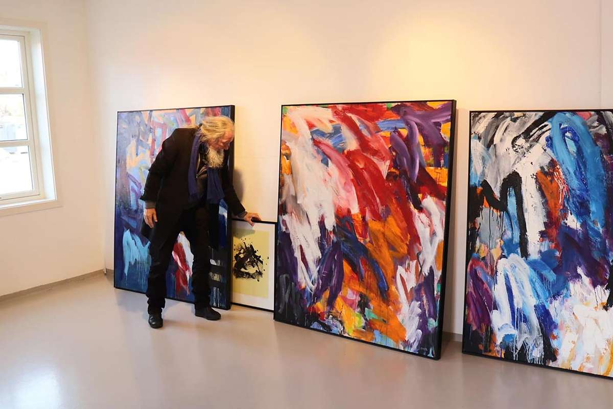 Thorkildsen si utstilling opnar i morgon. Søndag 8. mars kjem han tilbake for å halda foredrag om abstrakt kunst. (Foto: Benjamin Bruarøy)