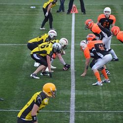 Angrepet står klar mot forsvaret til Åsane Seahawks (privat foto: Erik Nødtvedt)