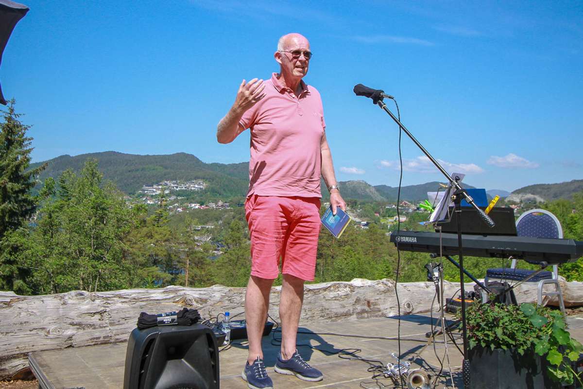 Styreleiar Ivar August Bye oppmoda Ravneberghaugen sine ansatte til at det er no det heile startar. (Foto: ØH)