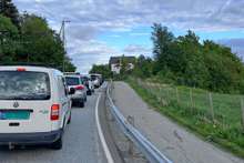 Kø opp Mobergsbakken under fresinga av asfalten måndag kveld. (Lesarbilde, foto: Jan Kristian Rokne)