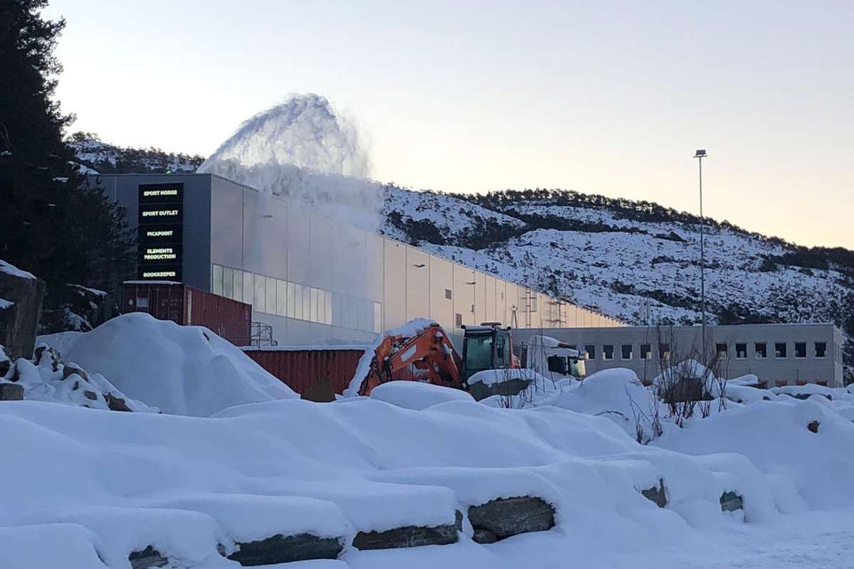 På det meste var det 12-13 mann på taket for å rydda snø før mildvêret kom. (Foto: KVB)