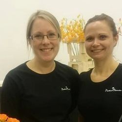 Sandra Kristine Jensen og Malin Balland har begge knytningar til Os og jobbar saman på Nesttun Blomster (privat foto)