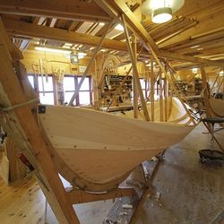 I Oselvarverkstaden er gamal båtbyggarkunst tatt vare på, sett i system og blitt butikk. (Foto: KVB)