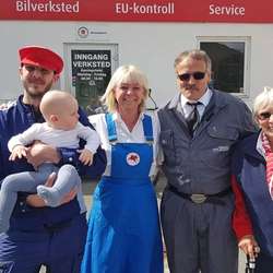 Fire generasjonar og ei kone, f.v.: Ronny med William på armen, foreldra Dag og Linda og bestemor og oldemor Laila. (Foto: Kim Ove Linde)
