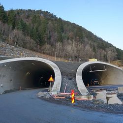 Arbeidet startar i Skogafjellstunnelen. (Foto: KVB)