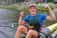 Erling Øyasæter i godt humør etter sølv i singelsculler. (Foto: Privat)