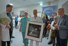 F.v.: Kjell Matre, Turid Hagevik Heggeland, Knut-Ove Herland med foto av Helge Asbjørnsen, Kari Indrekvam og Eivind Hansen. (Foto: Kjetil Vasby Bruarøy)