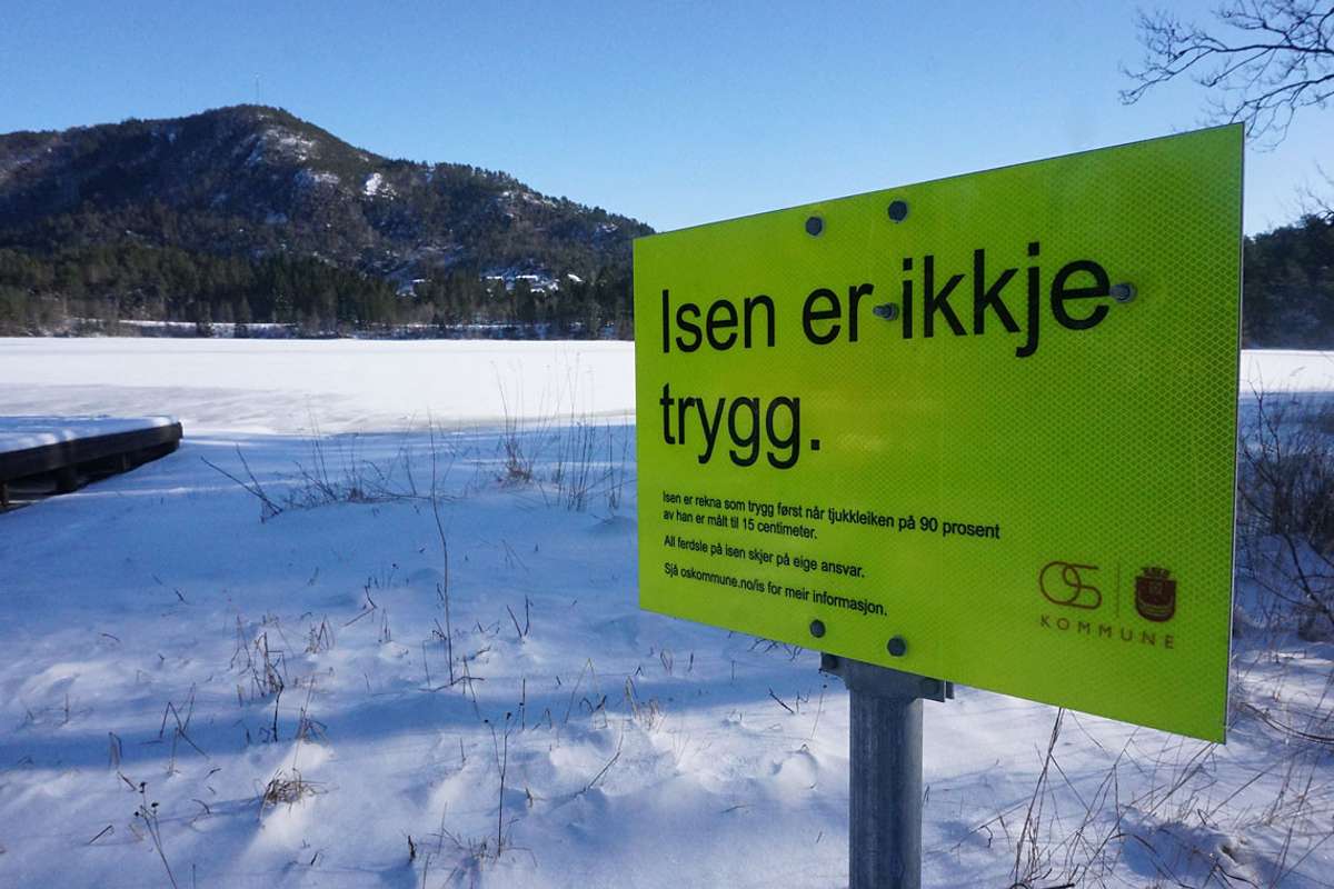 Fekk melding om fleire personar på isen