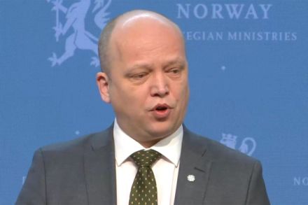 Finansminister Trygve Slagsvold Vedum under dagens pressekonferanse. (Foto: Regjeringen)