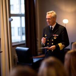 Kontreadmiral Nils Andreas Stensønes stod for utdelinga, på vegne av Forsvarssjefen. (Foto: Jakob Østheim / Sjøforsvaret)