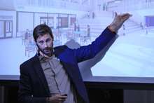Prosjektsjef Halvor Hanevik fortalte om prisauka, grunna skjerpa krav frå NVE, og snakka varmt om bruk av massivtre i ny skule aust om elvo. (Foto: Kjetil Vasby Bruarøy)