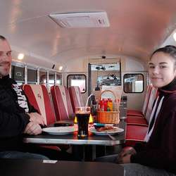 Far og dotter Winther Hansen la lunsjen til skulebussen i dag. (Foto: Cathrin Valestrand)
