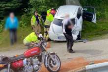 Varebilen skal ha køyrd inn i den kvite personbilen, som igjen råka motorsykkelen. (Lesarbilde, foto: Jonathan Hool Jensen)