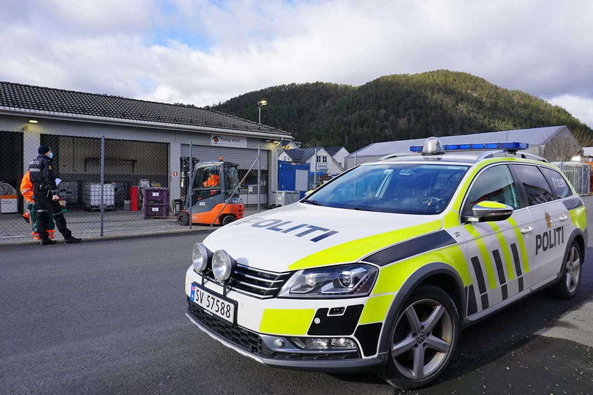 Politiet på staden etter samanstøyten i dag. (Foto: Kjetil Vasby Bruarøy)