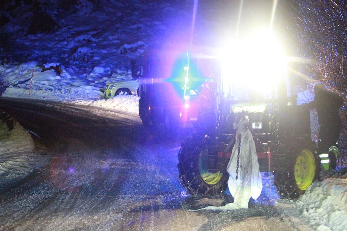 Ambulanse køyrde seg fast