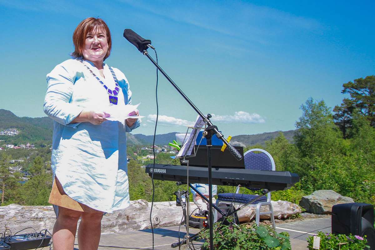 Ordførar Trine Lindborg kom med mykje skryt. (Foto: ØH)