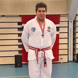 Monir Ouhadou tok sølv i klassen eldre junior 75 kg raudt belte. (Foto: privat)